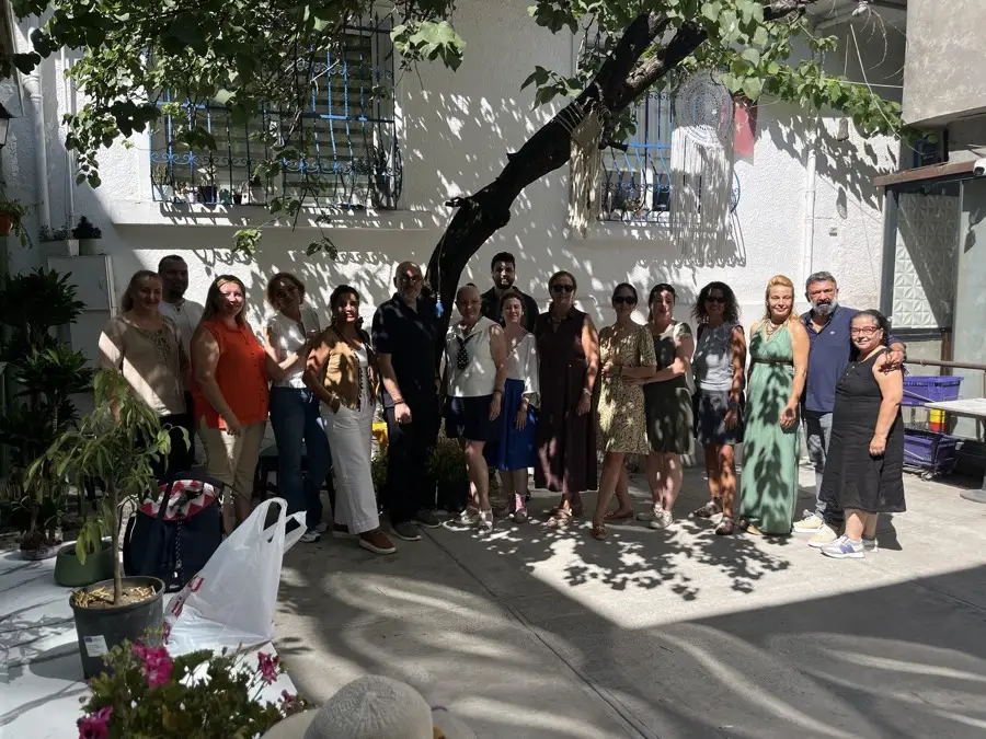 Kahvaltı salonunun 66/1 ön bahçe girişinde bir araya gelen grup