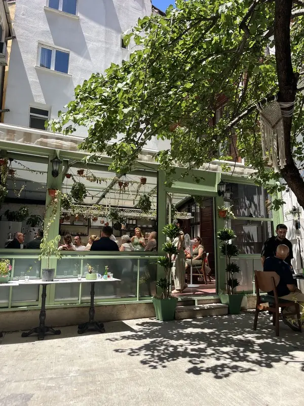 Adile Hanım Konağı'nın ağaç gölgeli kahvaltı avlusu ve cam tavanlı salonu