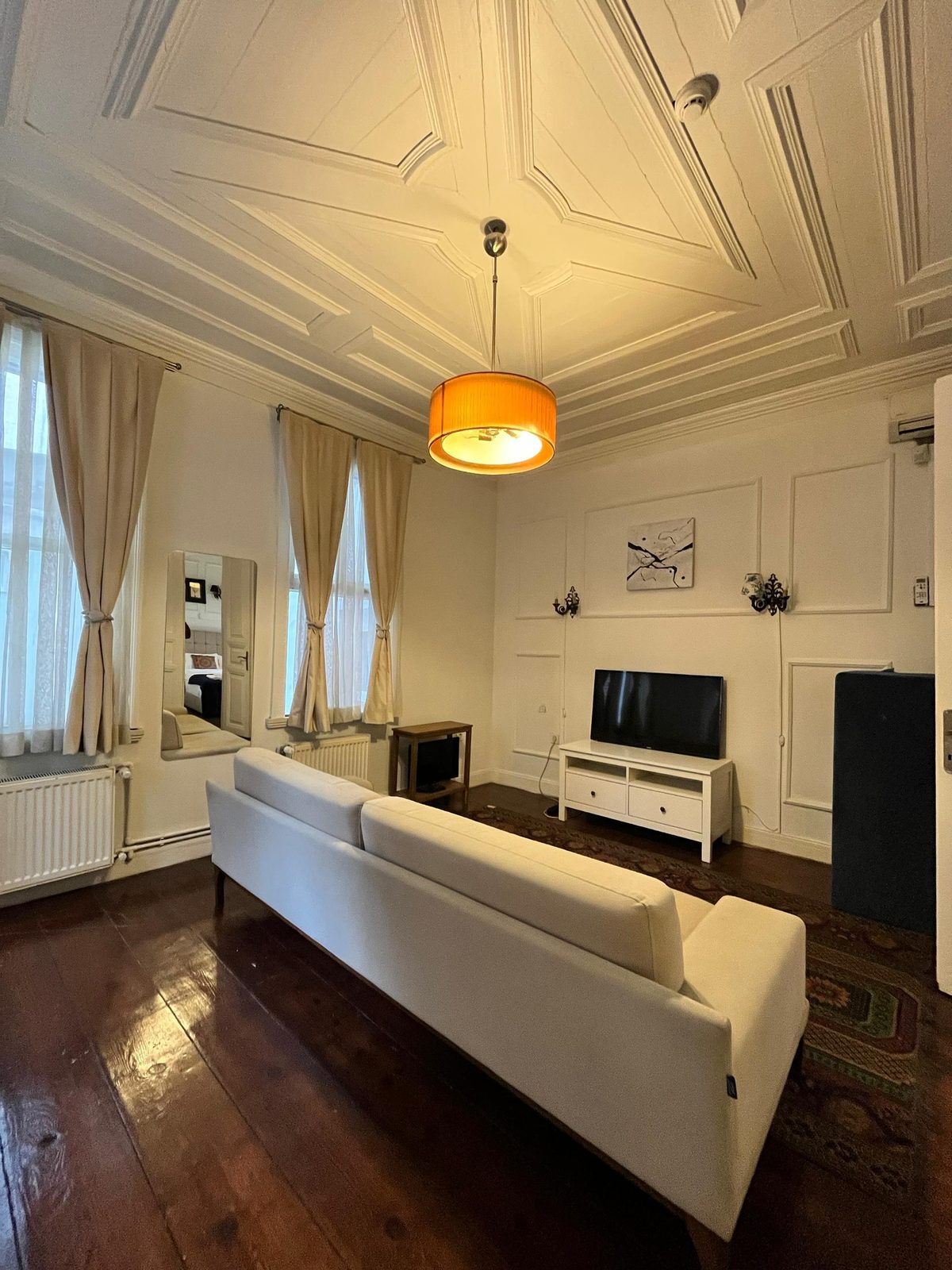 Adile Hanım Konağı No 4 salonlu dairenin oturma alanı